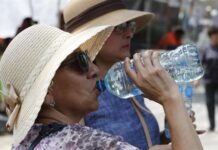 Una mujer bebe agua debido a las altas temperaturas este domingo, en la Ciudad de México