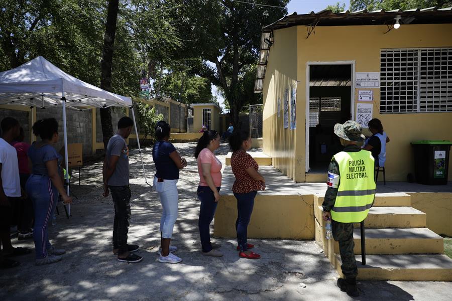 Votantes asisten a un centro electoral para participar en las elecciones generales este domingo en Santo Domingo (1)
