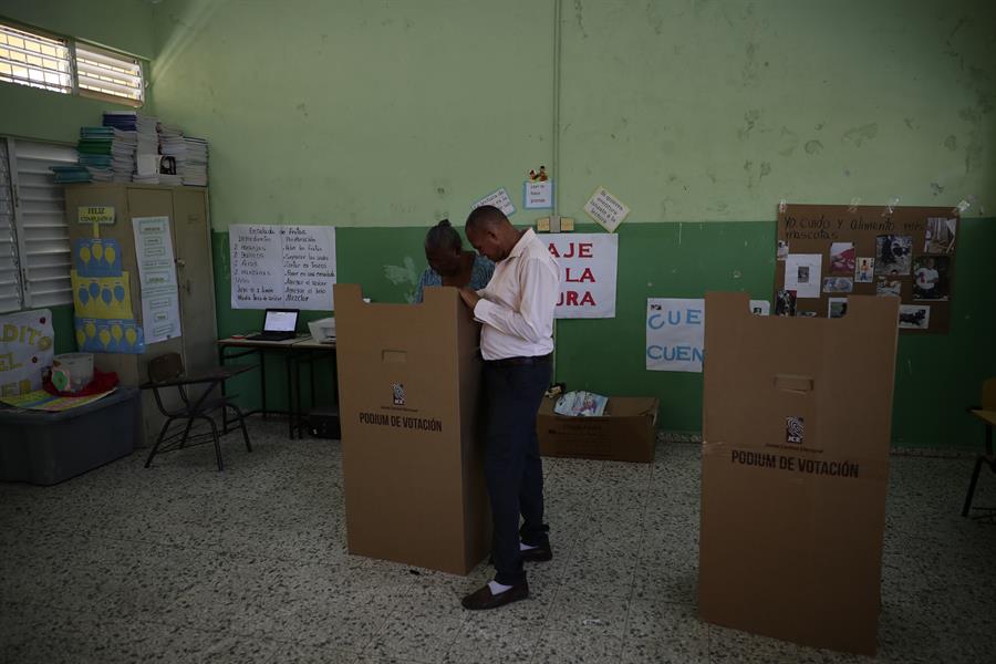 Votantes asisten a un centro electoral para participar en las elecciones generales este domingo en Santo Domingo (2)