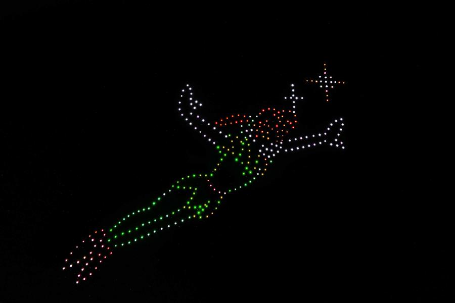 aparecen unos drones mientras forman al personaje de Peter Pan en el cielo