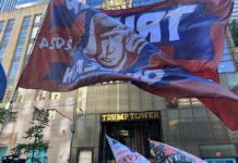 banderas que sostienen simpatizantes del expresidente Donald Trump