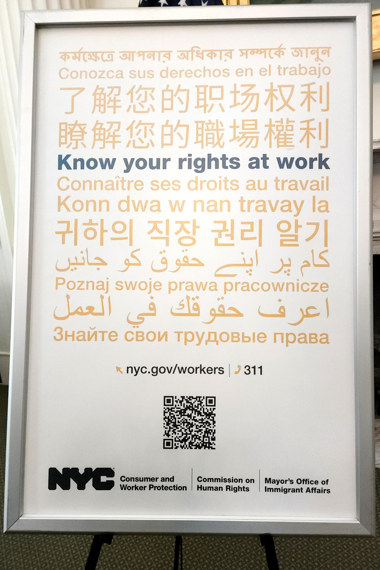 cartel que promociona la declaración de los derechos de los trabajadores durante una conferencia de prensa