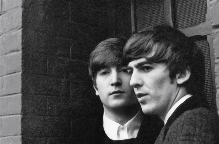 el cantante John Lennon (i) y George Harrison en una instant&aacute;nea tomada por Paul McCartney