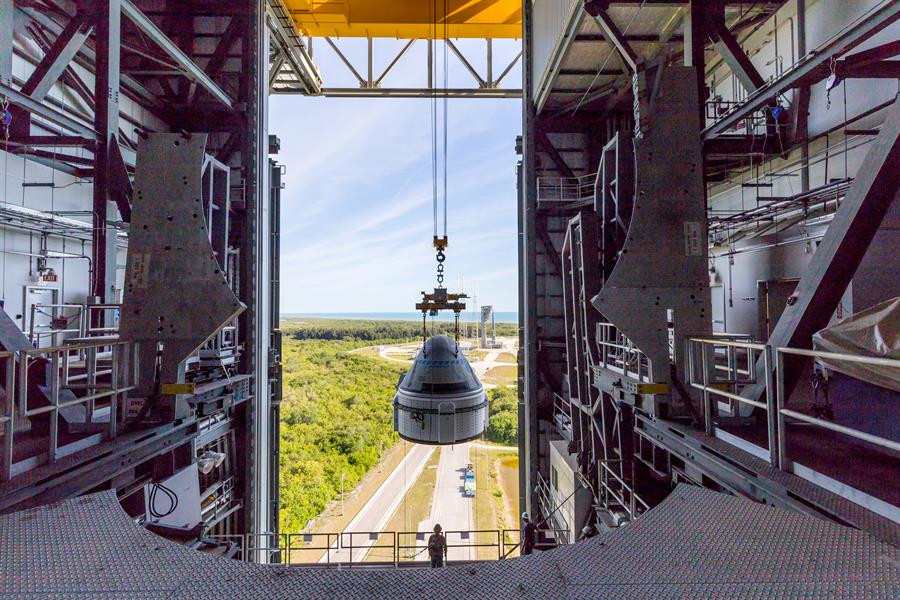la nave Starliner de Boeing mientras es levantada suavemente