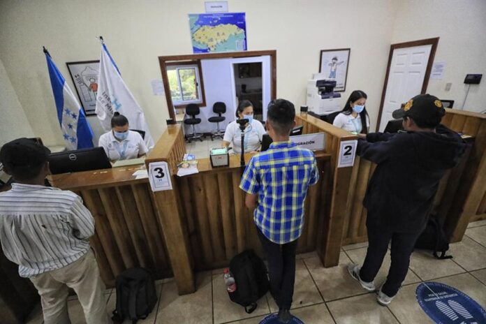 migrantes hondureños son atendidos por personal del Instituto Nacional de Migración en el Centro de Atención al Migrante Retornado migrantes hondureños