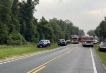 Accidente de bus turístico deja cinco personas muertas cerca a Nueva York patrullas y camiones de bomberos en el lugar de un accidente