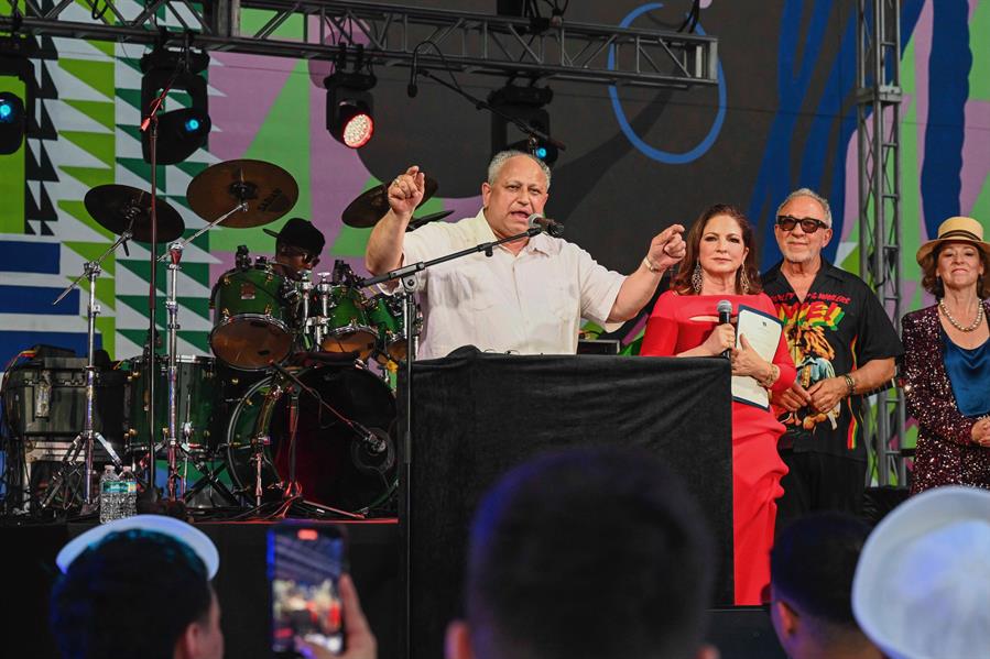 secretario de Marina Carlos Del Toro (i), mientras habla junto a la cantante cubano estadounidense Gloria Etefan
