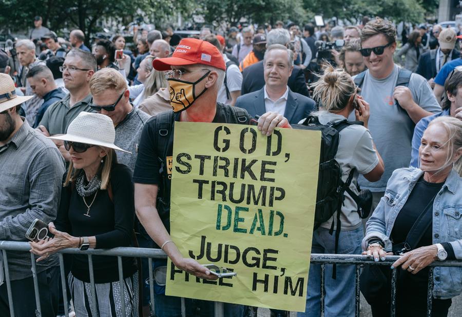 seguidores de Donald Trump, que durante todo el d&iacute;a mantuvieron una agresiva actitud a las puertas del juzgado (1)