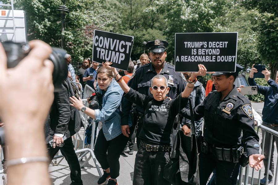 seguidores de Donald Trump, que durante todo el d&iacute;a mantuvieron una agresiva actitud a las puertas del juzgado (2)