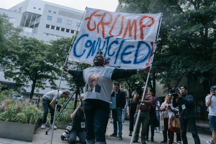 seguidores de Donald Trump, que durante todo el día mantuvieron una agresiva actitud a las puertas del juzgado (3)