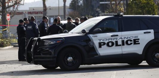 La Policía siguió al presunto autor hasta una casa donde se atrincheró. Posteriormente, el hombre se suicidó, según informaron fuentes de Sheriff del Condado de Oakland.