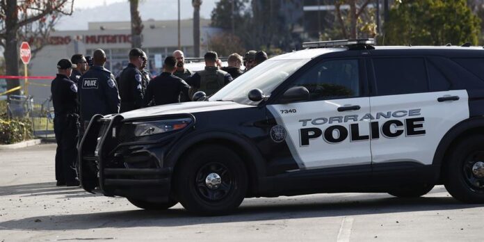 La Policía siguió al presunto autor hasta una casa donde se atrincheró. Posteriormente, el hombre se suicidó, según informaron fuentes de Sheriff del Condado de Oakland.-en-Monterey- La Policía siguió al presunto autor hasta una casa donde se atrincheró. Posteriormente, el hombre se suicidó, según informaron fuentes de Sheriff del Condado de Oakland.