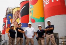 trabajadores posando en una fábrica de la ciudad de Querétaro (2)