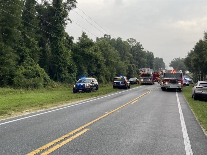 varias patrullas y camiones de bomberos en el lugar de un accidente donde al menos ocho personas murieron accidente en Florida