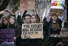 La generación Z, grupo electoral clave en Estados Unidos por su indecisión en el voto varios jóvenes de la Generación Z mientras protestan durante la Huelga Mundial por el Clima,