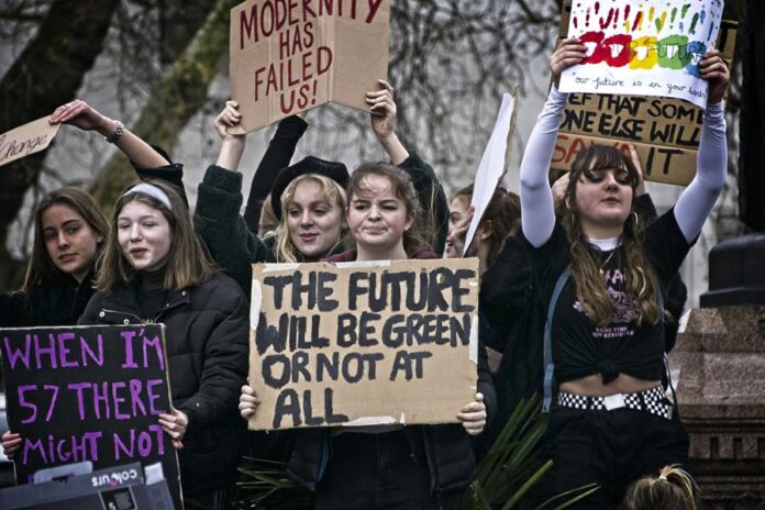 varios jóvenes de la Generación Z mientras protestan durante la Huelga Mundial por el Clima,
