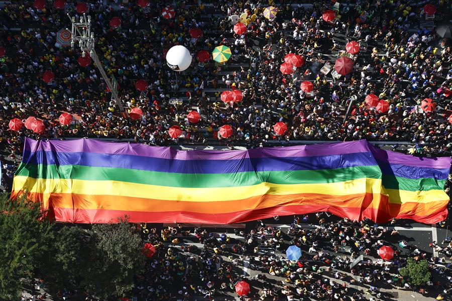 Activistas participan en la 28&ordf; edici&oacute;n de la Marcha del Orgullo Gay 2024 este domingo en la avenida Paulista, en Sao Paulo (2)