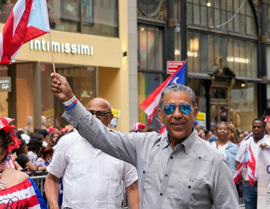 Adriano Espaillat en el Desfile de Puerto Rico