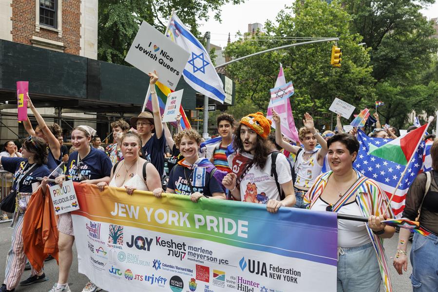 Banderas del arcoíris inundan Nueva York