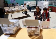 Ciudadanos emiten su voto en las elecciones generales mexicanas este domingo