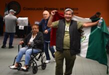 Miles de mexicanos se quedan sin poder votar en EE.UU. ante un ente electoral desbordado Ciudadanos emiten su voto en las elecciones generales mexicanas este domingo, en Los Ángeles