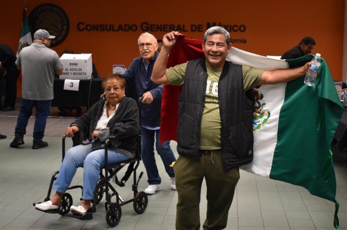 Ciudadanos emiten su voto en las elecciones generales mexicanas este domingo, en Los Ángeles