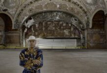 Carl Craig, pionero del tecno de Detroit: "Se subestima lo que hace falta para ser DJ" DJ y productor musical Carl Craig durante una escena del documental 'Desire the Carl Craig story',