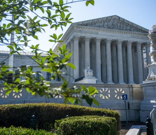 El Tribunal Supremo abre un nuevo periodo de sesiones a un mes de las elecciones El Tribunal Supremo de Estados Unidos desestimó este jueves por unanimidad un caso para prohibir a nivel federal un medicamento utilizado en píldoras abortivas (1)