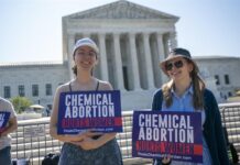 El Tribunal Supremo de Estados Unidos desestimó este jueves por unanimidad un caso para prohibir a nivel federal un medicamento utilizado en píldoras abortivas (3)