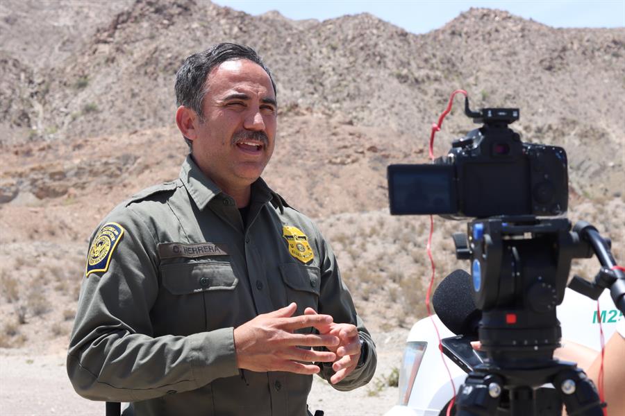 El agente de la patrulla Fronteriza del sector de El Paso, Claudio Herrera