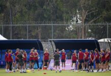 El entrenador del equipo Barcelona femenil, Jonatan Giráldez (c) habla con las jugadoras durante un entrenamiento