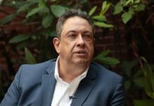 El escritor Carlos Silva, coautor del libro 'La silla embrujada' (2)