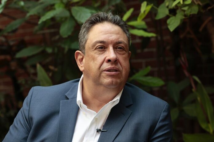 El escritor Carlos Silva, coautor del libro 'La silla embrujada' (2)