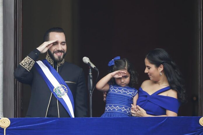 El presidente de El Salvador, Nayib Bukele, su esposa Gabriela Rodríguez y su hija Layla Bukele asisten a la ceremonia de investidura,