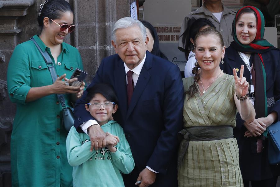 El presidente de M&eacute;xico, Andr&eacute;s Manuel L&oacute;pez Obrador (i), en compa&ntilde;&iacute;a de su esposa Beatriz Guti&eacute;rrez