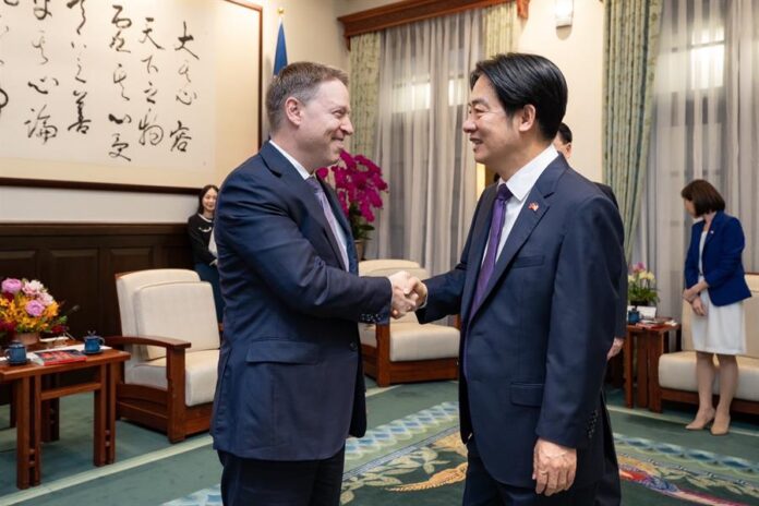 El presidente de Taiwán, William Lai (Lai Ching-te) (d), mantiene un encuentro en Taipéi con el exviceconsejero de Seguridad Nacional de EE.UU. Matt Pottinger
