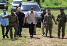 El presidente electo de Panamá, José Raúl Mulino (c), camina a su llegada este viernes, al albergue para migrantes de Lajas Blancas (2)