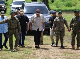 El presidente electo de Panamá, José Raúl Mulino (c), camina a su llegada este viernes, al albergue para migrantes de Lajas Blancas (2)