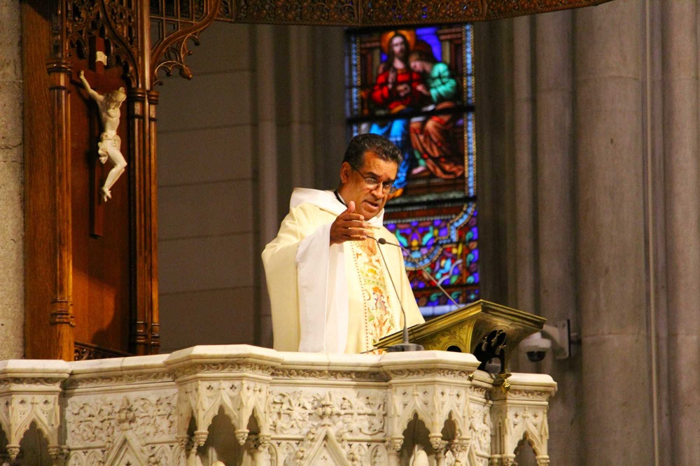 Fr. Eric P. Cruz, sacerdote puertorriqueno