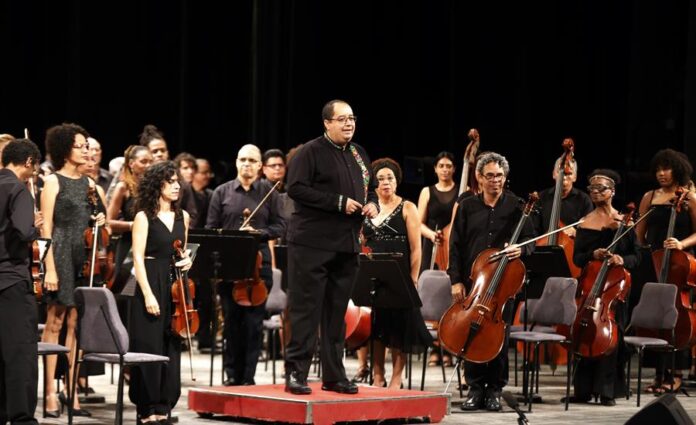 Guillermo Villarreal, director de orquesta mexicano invitado, dirige la Orquesta Sinfónica Nacional en el Teatro Nacional en La Habana