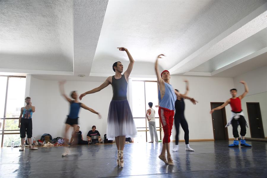 Integrantes de la compa&ntilde;&iacute;a de ballet Males on Pointe se presentan en el espect&aacute;culo 'Men in pink Tights' (1)