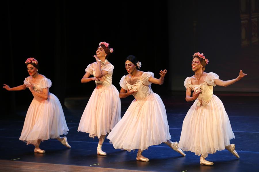 Integrantes de la compa&ntilde;&iacute;a de ballet Males on Pointe se presentan en el espect&aacute;culo 'Men in pink Tights' (2)