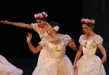 Con zapatillas de punta y tutús, bailarines rompen con estereotipos de género en México Integrantes de la compañía de ballet Males on Pointe se presentan en el espectáculo 'Men in pink Tights'