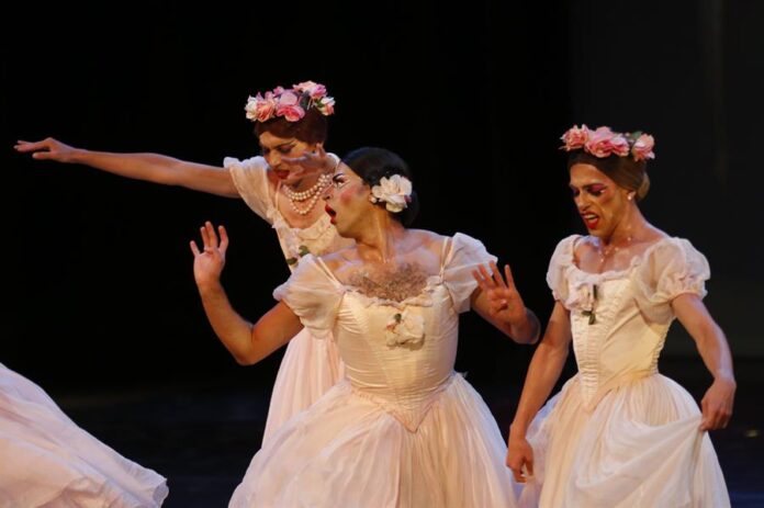 Integrantes de la compañía de ballet Males on Pointe se presentan en el espectáculo 'Men in pink Tights'