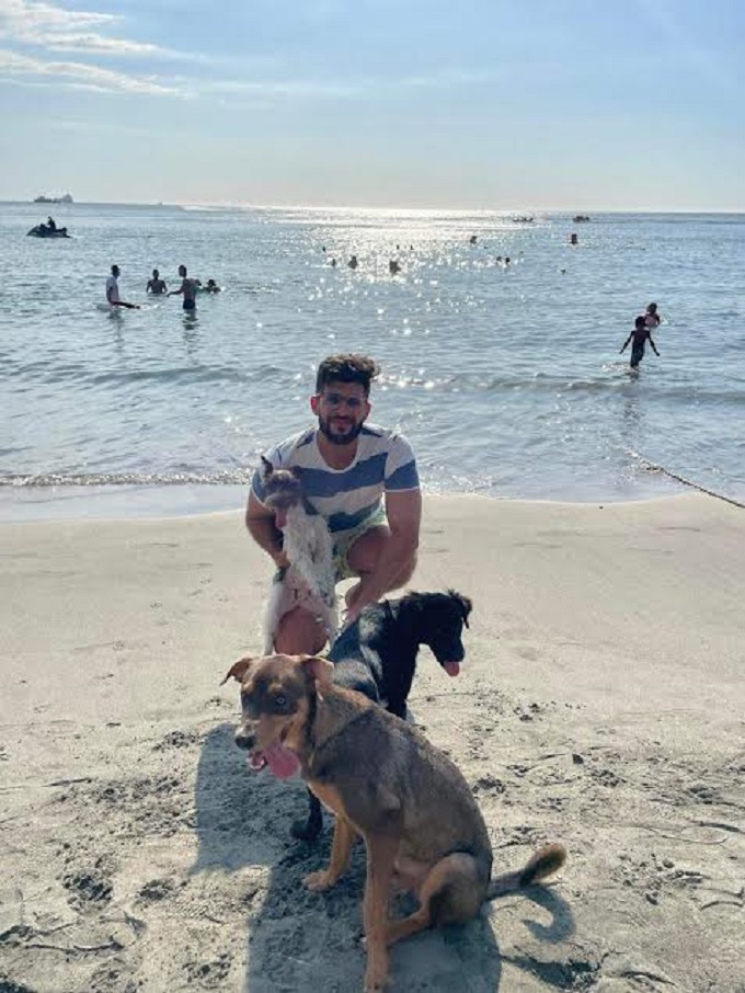 JAN VILLALONA CON PERROS CALLEJEROS EN COLOMBIA.