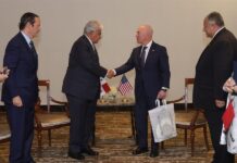 José Mulino de Mulino (c-i) mientras se reúne con el secretario de Seguridad Nacional de los Estados Unidos, Alejandro Mayorkas