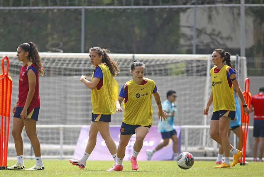  Jugadoras del equipo Barcelona femenil entrenan este martes previo a un partido amistoso ante el Guadalajara femenil en la ciudad de Guadalajara