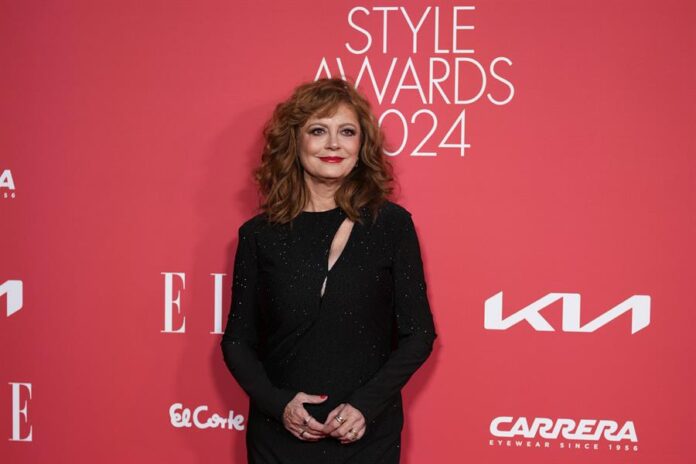 La actriz Susan Sarandom posa a su llegada a los premios internacionales del mundo de la moda ELLE Style Awards