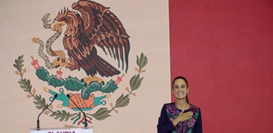 La candidata oficialista a la presidencia de México, Claudia Sheinbaum, habla durante una conferencia de prensa