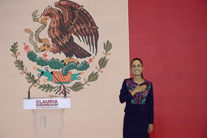 La candidata oficialista a la presidencia de México, Claudia Sheinbaum, habla durante una conferencia de prensa